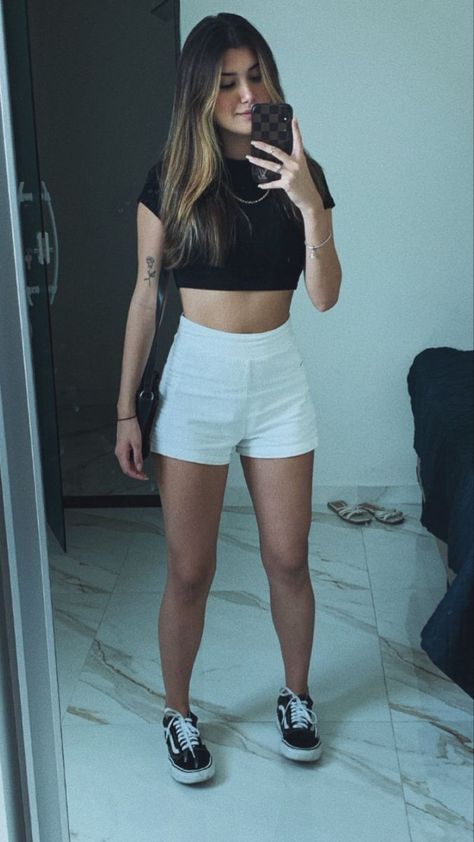 Shorts Jeans Branco, Look Short Jeans, Looks Com Short, Party Outfits Night, Inspo Looks, Looks Party, Cruise Outfits, Night Outfits, Birthday Outfit