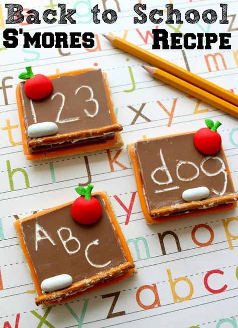 These back to school s'mores chalkboard decor are SO adorable and make the perfect back to school recipe idea for parties and after school snacks! Back To School Food, School Cake, Chalkboard Decor, Edible Crafts, Back To School Party, School Treats, School Celebration, S'mores, School Food