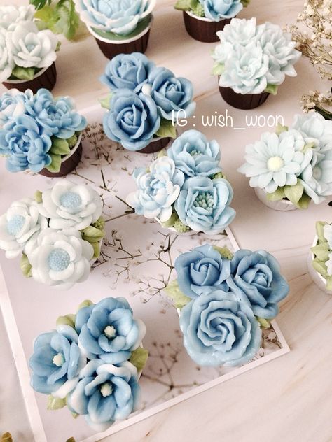 Flower Buttercream, Frosting Flowers, Petal Cake, Buttercream Flower Cake, Cake Classes, Buttercream Cupcakes, Floral Cupcakes, Creative Cupcakes, Beautiful Cupcakes