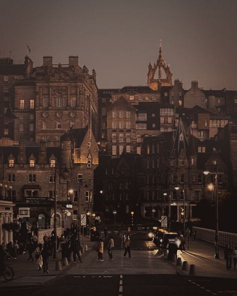 edinburgh’s gothic architecture looking like real life paintings 🖼️ in autumn 🍂 which one is your favorite? 1 - university of edinburgh school of divinity 2 - scott monument from a close 3 - waverley bridge 4 - university of edinburgh entrance 5 - princes street gardens 6 - university of edinburgh from mercure princes street hotel 7 - school of divinity 8, 9 - edinburgh military tattoo 10 - crepes and waffles near scott monument 11 - the witchery 12 - writer’s museum #edinburgh #edinburghci... Edinburgh Military Tattoo, Military Tattoo, University Of Edinburgh, Scott Monument, University Aesthetic, Crepes And Waffles, Edinburgh University, Military Tattoos, Life Paintings