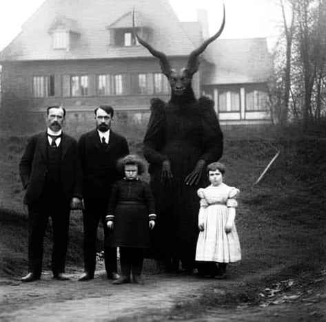 satanist / satan core Creepy Old Photos, Images Terrifiantes, Creepy Core, Creepy Photos, Picture Prompts, Dark Memes, Art Magazine, World Photo, Futurism