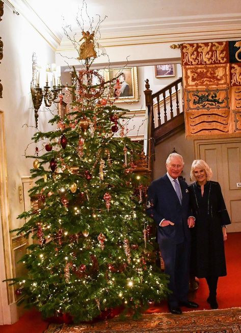 Royal Family Christmas, Kings Coronation, Charles And Camilla, Prinz Charles, Royal Family Pictures, Camilla Duchess Of Cornwall, Charles Ii, Middleton Family, Royal Christmas