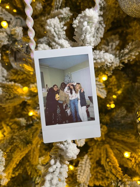 2022 sulit Christmas Christmas Polaroid Ideas, Christmas Polaroid Pictures, Holiday Polaroid Pictures, Polaroid Christmas Ornament, Polaroid Photo Ornament, Budget Christmas, Christmas Getaways, Camera Pictures, Heartwarming Photos