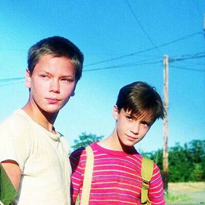 Rio with onscreen pal Wil Wheaton (Star Trek) in Stephen King's Stand by Me ('The Body') Gordie Lachance, Boys On Film, 1980s Films, Wil Wheaton, Peace River, Photo Stand, River Phoenix, I Love Cinema, Me Photo