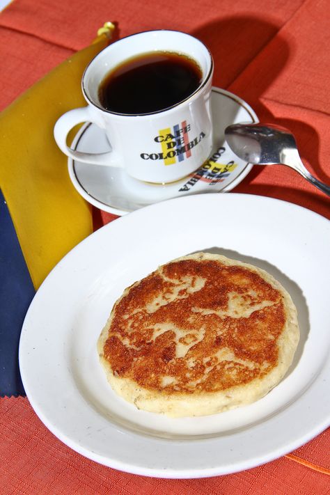 Arepa y café colombiano. Colombia Independence Day, Colombian Cuisine, Beautiful Flowers Garden, Flowers Garden, Independence Day, Coffee Tea, Pastel, Cafe, Drinks