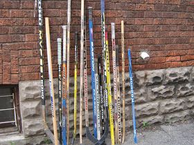 Abundance on a Dime: A RE-USE IT PROJECT: Hockey Stick Muskoka Chair Hockey Stick Crafts Diy, Hockey Stick Furniture, Hockey Stick Crafts, Diy Chairs, Stick Furniture, Victoria Day, Muskoka Chair, Hockey Room, Stick Crafts