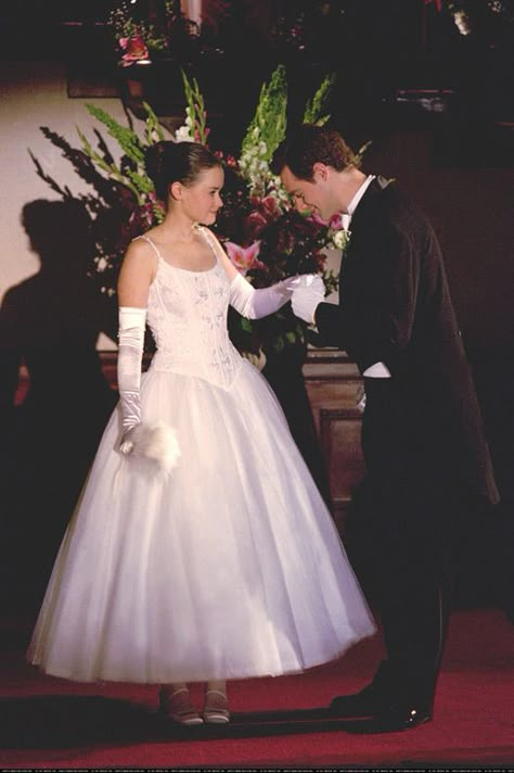 Rory Gilmore wearing a white gown...  It's deb ball time on Friday Night Dinner! We talk about how amazing they look on this week's podcast.  http://fridaynightdinner.podbean.com/e/episode-17-jess-arrives-in-stars-hollow/ Debutante Dresses, Amy Sherman Palladino, Gilmore Girls Outfits, Gilmore Girls Quotes, Gilmore Girls Fan, Debutante Ball, Gilmore Girl, Lauren Graham, Alexis Bledel