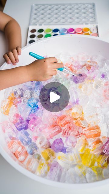 Inspire My Play ® on Instagram: "Ice painting for the win! You can’t get much simpler than this and it’s the perfect hot day activity!
.
This activity is surprisingly satisfying! The ice actually looks super pretty painted and as the ice melts and the colours mix it’s fun to see what new colours are made! 
.
Watercolours are such a great option for children if you like to limit the mess of painting. They are a material we wouldn’t be without! If you give this a go just be sure to wash out your PlayTRAY once finished to prevent staining.
.
.
.
.
#inspiremyplay #inspiremyplaytray #sensorybin #playtray #iceplay #waterplay #artforkids" Ice Activities For Preschool, Sains For Kids, Hot Day Activities, Children Day Activities For Kids, Painting Activities For Kids, Grandchildren Activities, Children's Day Activities, Painting Ice, Ice Play