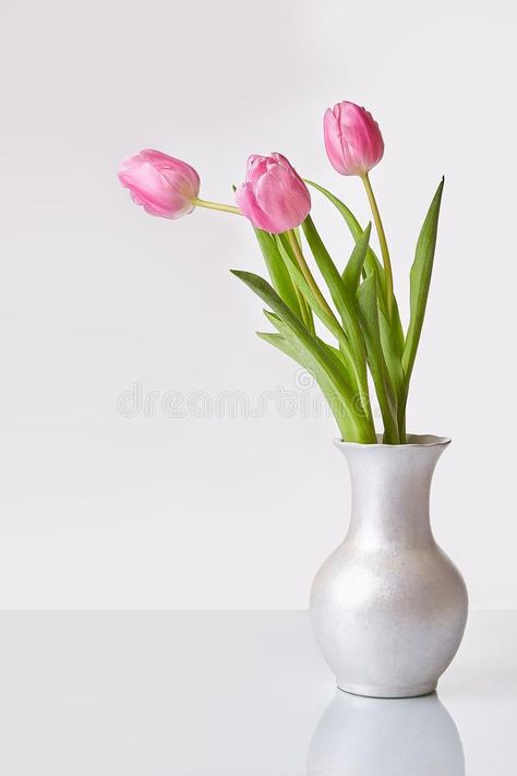 Flower Vase Reference Photo, Tulips In Vase Aesthetic, Tulip Bouquet In Vase, Tulip In A Vase, Tulip In Vase, Flower Vase Aesthetic, Flowers Pink Bouquet, Vase Of Tulips, Tulips In A Vase