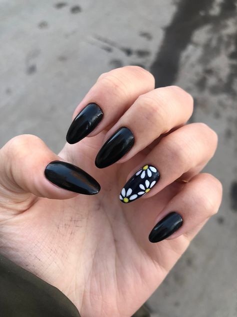 Black And Daisy Nails, Black Flower Nails Design, Black And Flower Nails, Black And White Flowers Nails, Black Nails With Daisy, Black And White Daisy Nails, Daisy Accent Nails, Floral Black Nails, Black Nails With Colorful Design