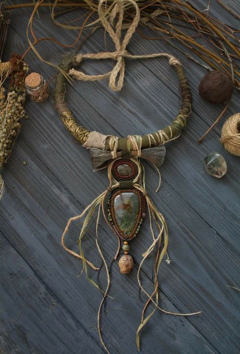 Rusty Lake, Jewelry Witchcraft, Macrame Colar, Natural Necklace, Unusual Necklace, Diy Jewelry Inspiration, Bone Jewelry, Witch Jewelry, Nature Necklace