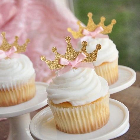 Tiara Party, Crown Cupcake Toppers, Crown Cupcakes, Gold Birthday Party Decorations, Pink And Gold Birthday, Pink And Gold Birthday Party, Raspberry Smoothie, Salty Cake, Magic Cake