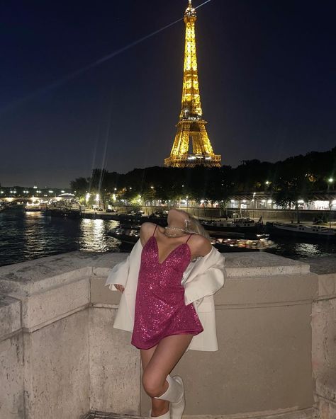 Clubbing In Paris Outfit, Paris Girl Aesthetic, Paris Nightclub, Paris Instagram Pictures, Parisian Summer, Paris Vibes, Paris Girl, Night Club Outfits, Clubbing Outfits