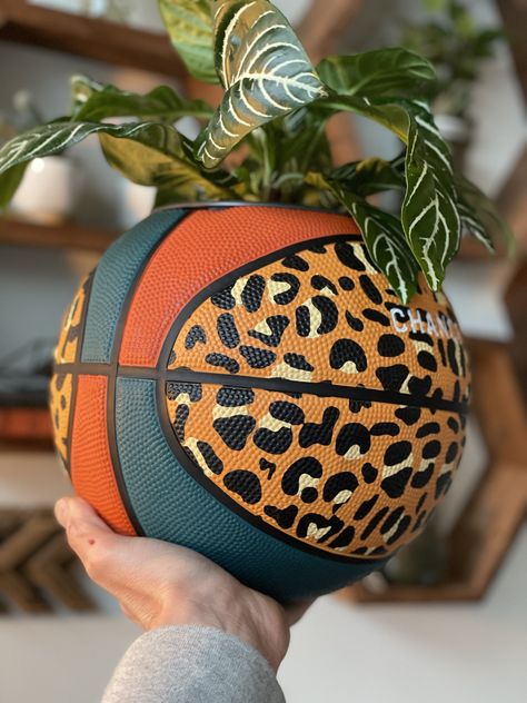 HYDROBALL - CHANCE “Wild Child” BASKETBALL PLANTER 🔥 *Does not come with plant* Hang Height Approx 35" ( more pics coming soon) see other balls for reference HIGH-QUALITY - Chat with us about custom orders! Please allow 5-10 days for shipping and processing. Thank you for choosing HydroBALL, we value your business! Care Instructions: I like Pothos and Zebra plants inside the planter. Take plant out of planter to water (typically once a week) Leave plant out for at least 10-15 minutes before put Basketball Plant Pot, Guy Decor, Hunter Bedroom, Basketball Planter, Dorm Apartment Decor, Beachy Wallpapers, Dallas Apartment, Basketball Room, Zebra Plant