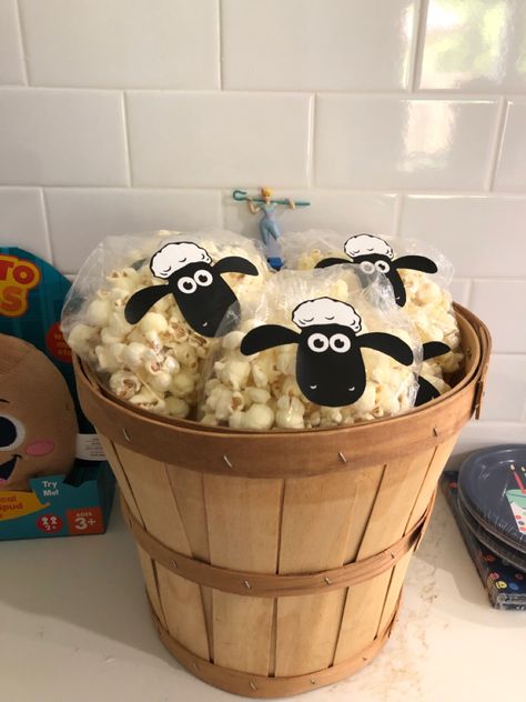 Toy story Popcorn Sheep, Birthday Crafts, Bo Peep, Plastic Laundry Basket, Toy Story, Popcorn, Sheep, Toys, Halloween