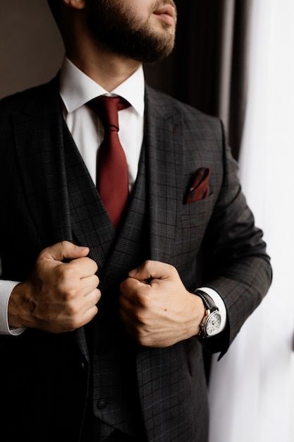 Suits With Red Tie, Red Tie Outfit Men, Black Suit Red Tie, Tie Outfits Men, Blazer Outfits For Men, Suit With Red Tie, Red Tie Men, Success Images, Bow Tie Suit