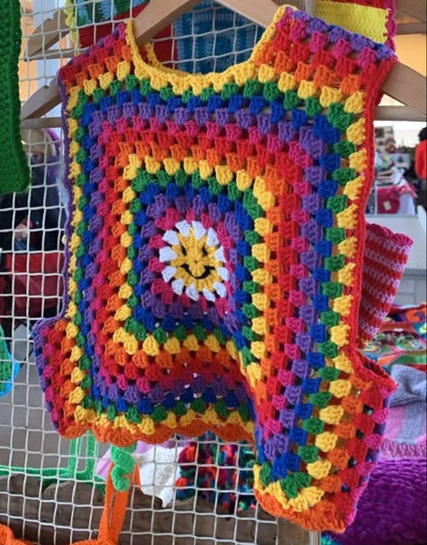 Rainbow Yarn Crochet Ideas, Funky Crochet Patterns Free, Clowncore Crochet, Kidcore Crochet, Trippy Crochet, Old Women Fashion, Pride Crochet, Diy Crochet Top, Crochet Flower Pattern