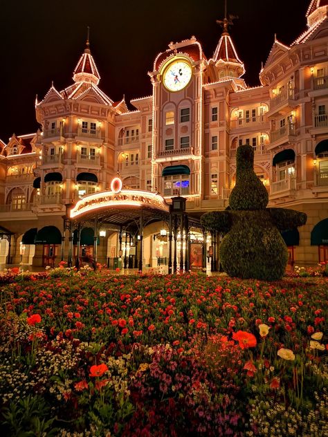 Disney At Night Aesthetic, Disneyland Paris At Night, Disney Night Aesthetic, Paris Aesthetic Disneyland, Disneyland Aesthetic Night, Disney World At Night, Disneyland Night, Disneyland At Night, Disneyland Paris Aesthetic