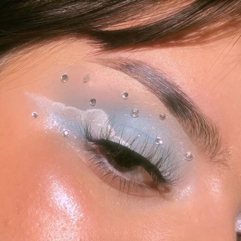 Xio ( Zee-ohhh ) on Instagram: “☁️head in the clouds// clouds are probably my fave thing to paint onto my eye. Its so satisfying to see them form :))☁️ . ☁️PRODUCTS USED☁️…” Thing To Paint, So Satisfying, Third Eye Chakra, In The Clouds, The Clouds, Third Eye, Eyebrows, Makeup, Make Up