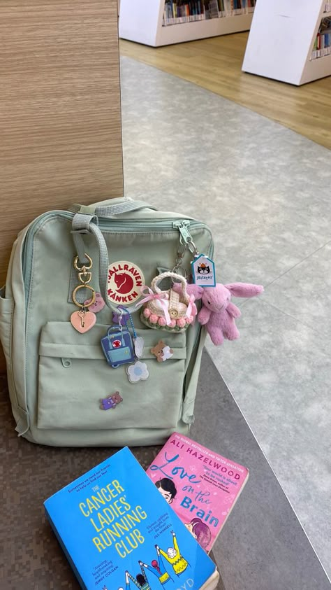 Backpack Assessories, Kanken Backpack Decoration, Cute Work Desk, Fjallraven Kanken Backpack Outfit, Fjallraven Kanken Aesthetic, Mochila Kpop, Mochila Fjallraven Kanken, Everyday Bag Essentials, Stylish School Bags