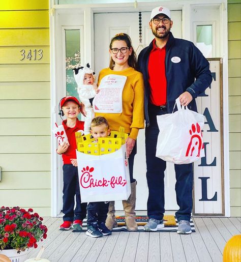 Season Costumes, Trunker Treat Ideas, Costumes 2023, Chick Fil A Sauce, Couple Costume, Halloween Family, Halloween 2013, Treat Ideas, Little Family