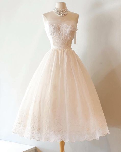 Vintage Wedding Dress 1950s 1940s, Eyelet Wedding Dress, 1950s Wedding Dress Tea Length, Poofy Wedding Dress, Antique Wedding Gown, 1950s Prom Dress, Wedding Dresses 50s, 1950s Wedding Dress, Chic Vintage Brides