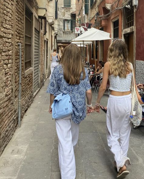 Island Hopping Outfit, Vibes With Friends, Lin Qiunan, Granddaughter Aesthetic, Greek Island Hopping, Picture Inspiration, Euro Summer, Island Hopping, Greek Island