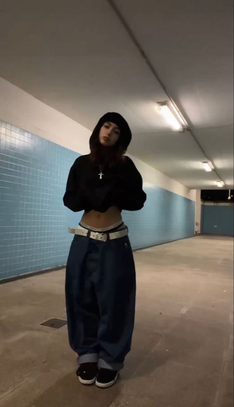 Baggy Pant Outfits Women, Thug Aesthetic Outfits, 90s Fit Ideas, Dark Baggy Clothes Aesthetic, Dark Grunge Aesthetic Clothes, Dc Shoes Outfit Street Style, Mexican Street Outfits, Baggy Outfits Grunge, 2000s Fashion Outfits Grunge