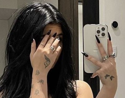 Tory Vega, Black Stiletto Nails, Zodiac Academy, Nessa Barrett, Stiletto Nails, Black Hair, Mirror, Tattoos, Nails