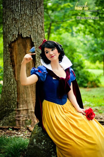 Want to know a Secret? Promise not to tell? by A_Riddle, via Flickr Diy Snow White Costume, Snow White Cosplay, Most Creative Halloween Costumes, Cosplay Disney, Best Cosplay Ever, Snow White Dresses, Snow White Costume, Costume Disney, Snow White Disney