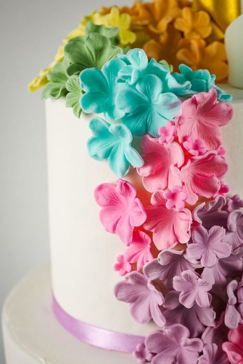 Easy Fondant Sugar Flowers - Step by Step Tutorial | Decorated Treats Easy Fondant Flowers, Easy Fondant Decorations, Easy Fondant, Cupcake Displays, Flower Cake Design, Fondant Ideas, Sugar Paste Flowers, Sugar Flowers Tutorial, Fondant Flower Tutorial