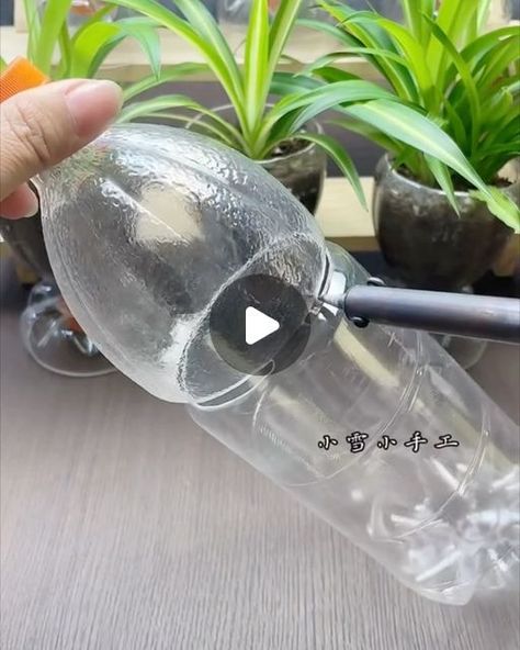 Uses For Plastic Bottles, Garden Ideas With Plastic Bottles, Recycled Bottle Crafts, Plastic Bottle Crafts Diy, Plastic Bottle Flowers, Plastic Bottle Art, Diy Plastic Bottle, Flower Pot Design, Painted Pots Diy