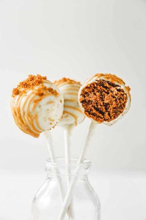 Beautiful Cake Pops, Unique Desert Ideas, Cakepop Flavors Ideas, Gourmet Cake Pops, Different Flavor Cake Pops, Cake Pop Flavors Recipes, Cake Pop Photography, Biscoff Cake Pops, Cookie Butter Cake Pops