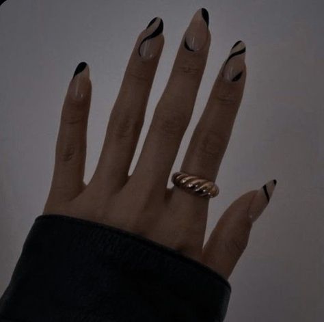 Dark Academia Nails Acrylic, Black Party Nails, Aesthetic Nails Dark, Minimal Black Nails, Dark Academia Nails Ideas, Nails Dark Academia, Dark Academia Nails, Classy Black Nails, Bold Nails