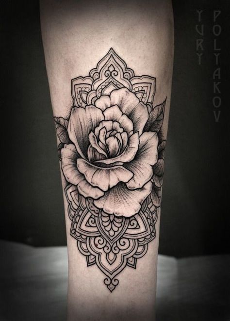 Rose mandala tattoo Armband Tattoo Mann, Polynesian Tattoos, Shoulder Tattoos, Geniale Tattoos, Full Sleeve Tattoos, Tattoo Bracelet, Trendy Tattoos, Mandala Tattoo, Sleeve Tattoo