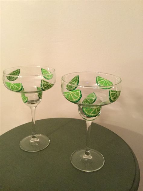 Diy Painted Martini Glasses, Diy Margarita Glasses Paint, Summer Painted Wine Glasses, Hand Painted Cocktail Glasses, Paint Margarita Glasses, Ceramic Margarita Glasses, Painted Wine Glasses Aesthetic, Cocktail Glass Painting Ideas, Painting Margarita Glasses