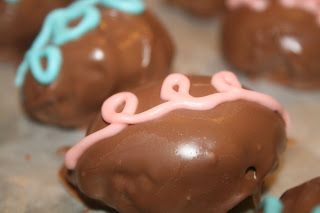 Easter Egg Chocolate, Chocolate Fudge Recipe, Food On A Budget, Egg Chocolate, Easter Egg Candy, Fudge Recipes Chocolate, Candy Egg, Spring Treats, Candy Recipes Homemade