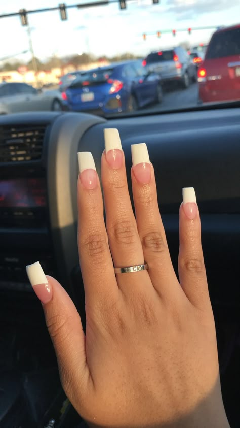 Small Medium Nails Acrylic, Kali Uchis French Tip Nails, White French Tip Nails 2000s, Chunky White French Tip Nails, Curve French Tip Nails, French Nails 2000s Style, 90s French Tip Nails Square, Y2k French Nails, 2000s French Nails