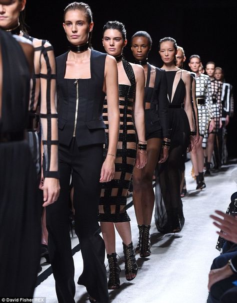 Kendall Jenner walks the runway in risqué black Balmain lattice dress #dailymail Aesthetic Models, Runway Aesthetic, Mode Gossip Girl, Lattice Dress, Fashion Dream Job, Fashion Walk, Model Lifestyle, Balmain Paris, Model Inspo