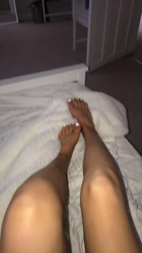 Leg Pictures In Bed, Body Catfish Pics, Bed Legs Selfie Night, Legs Pictures In Bed, Leg Snap Streak, Arch Pics Snap Bed, Leg Selfie, Leg Up Pose, Laying Down