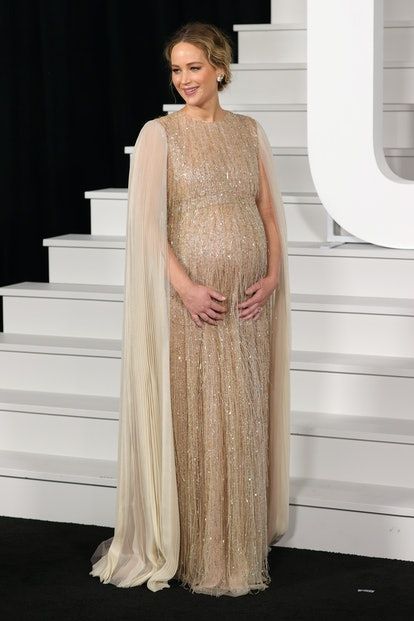 Jennifer Lawrence Red Carpet, Maternity Evening Gowns, Dior Gown, Maternity Evening Dress, Dresses For Pregnant Women, Gold Gown, Pregnant Celebrities, Red Carpet Gowns, Maternity Gowns