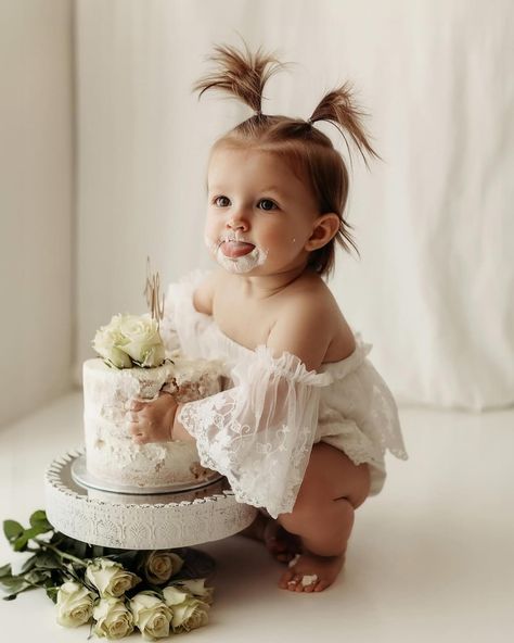 Girly Smash Cake, Smash Cake Girl Photoshop, Whimsical First Birthday Photoshoot, 1st Birthday Girl Photoshooting Ideas, Baby Girl One Year Photoshooting Ideas, First Birthday Cake Smash Girl, First Birthday Girl Photoshooting, One Year Old Photoshoot Studio, Baby Smash Cake Photoshoot