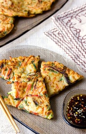 Crispy Korean Pancake Recipe: Pajeon ; hash brown ; zucchini ; bell pepper ; Asian ; breakfast Korean Veggies, Korean Pancake Recipe, Koreansk Mad, Soy Dipping Sauce, Korean Pancake, Korean Dishes, Asian Cooking, Asian Dishes, Pancake Recipe