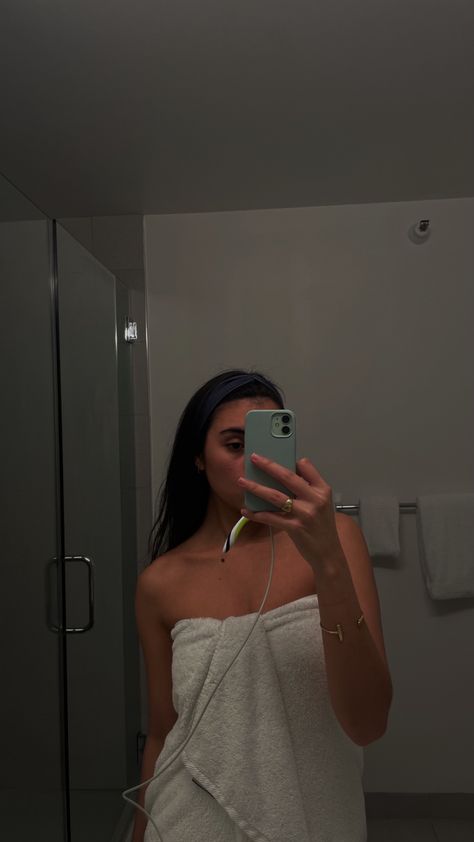 Mirror picture in the bathroom with a towel Mirror Bra Pictures Aesthetic, Bathroom Mirror Snap, Bra Photo Instagram Selfie, Towel Mirror Selfie, Towel Pics Mirror, Aethstetic Pic, Bathroom Poses Photo Ideas, After Bath Selfie, Bathroom Selfie Ideas