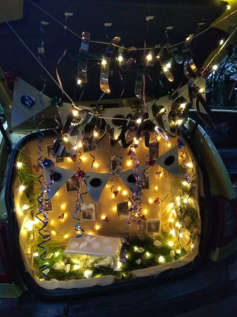 birthday surprise decoration in car trunk Trunk Surprise Car, Birthday Celebration In Car Ideas, Car Trunk Decorating Ideas, Birthday Celebration In Car, Race Party Theme, Car Surprise Ideas, Car Decoration For Birthday Surprise, Surprise Ideas For Him, Car Trunk Surprise Ideas