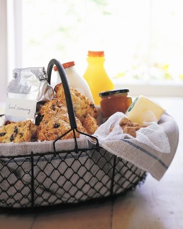 A Good Morning - A healthy breakfast is often the last thing on your hostess's mind when she's planning a night of entertainment. Line a basket with vintage tea towels and fill it with everything she needs to start the day off right -- coffee, tea, milk, sugar, orange juice, scones, butter, and marmalade. All she has to do is find the kettle and French press to recover from the festivities. Baked Goods Gift Basket, Purim Basket, Breakfast Basket, Hostess Gift Ideas, Breakfast Gift, Towel Basket, Unique Hostess Gifts, Holiday Hostess Gifts, Vintage Tea Towels