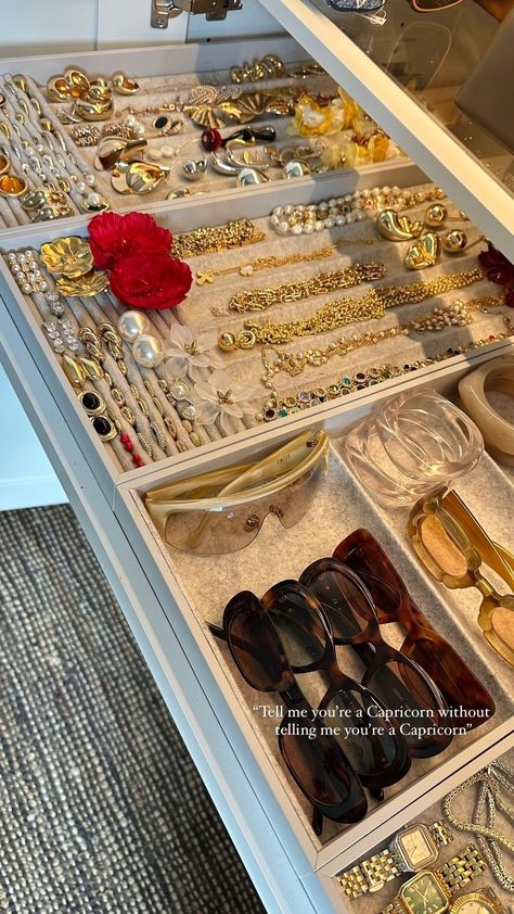 Jewelry In Closet, Jewellery Storage Ideas, Jewellery Organisation, Custom Staircase, Decor Corner, Unique Interiors, Jewellery Organizer, Jewelry Closet, Room Organization Bedroom