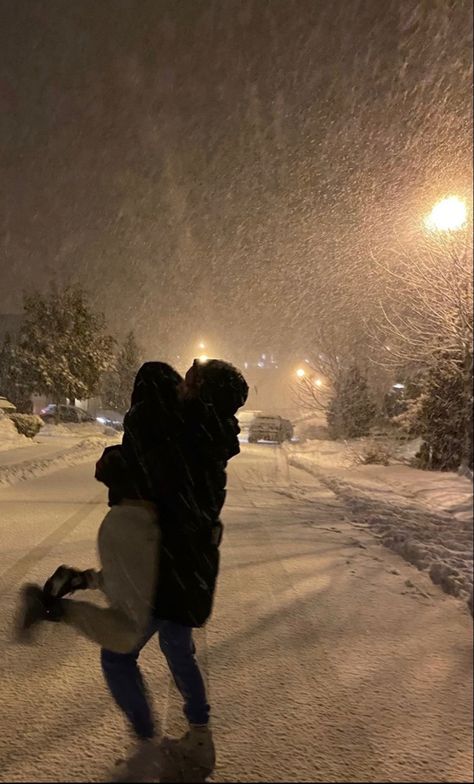 Valentines Wallpaper Aesthetic, Snow Couple, Couples Walking, Valentines Wallpaper, Couples Vibe, Winter Love, Winter Break, Christmas Couple, Winter Pictures