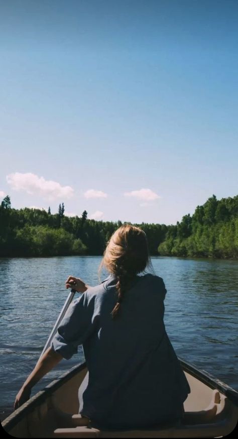 girl rowing on lake Life At The Lake, Rowing Boat Aesthetic, Row Boat Aesthetic, Lake Aesthetic Pictures, Rowboat Aesthetic, Lake Girl Aesthetic, Lake Life Aesthetic, Rowing Aesthetic, Lake Aesthetics