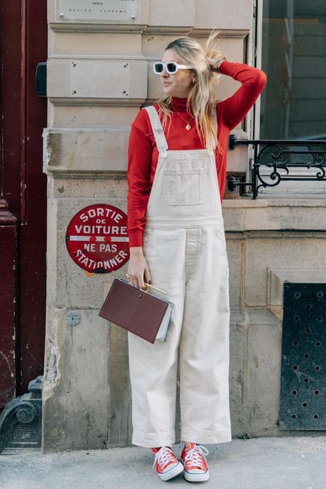 gardening outfits red sweater overalls White Overalls Outfit, Gardening Outfits, White Dungarees, Style Salopette, Jumpsuit Denim, White Overalls, Style Overalls, Overall Outfit, Friday Outfit